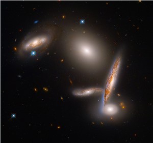 Celebrating Hubble&#39;s 32nd Birthday With a Galaxy Grouping